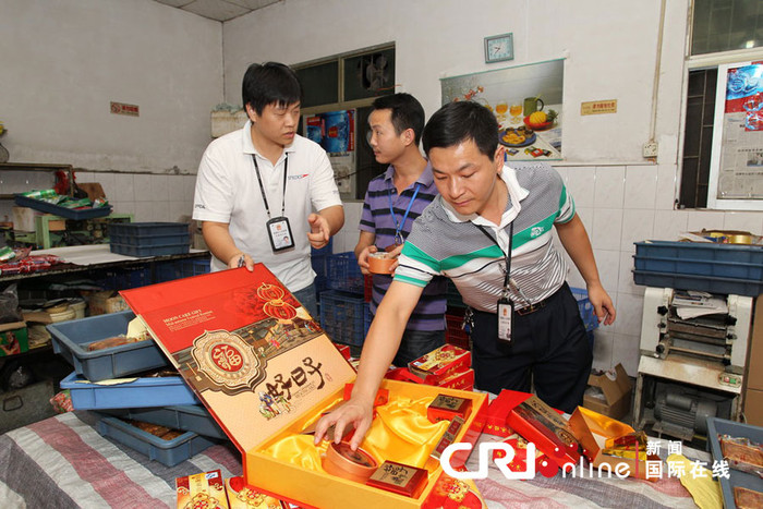 Những chiếc hộp thiết kế để đựng bánh rất cầu kỳ, đẹp mắt. Những chiếc bánh được sản xuất từ cơ sở này được đưa ra thị trường với giá không rẻ. Những chiếc hộp thiết kế để đựng bánh rất cầu kỳ, đẹp mắt. Những chiếc bánh được sản xuất từ cơ sở này được đưa ra thị trường với giá không rẻ.