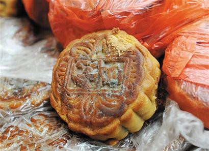 Thậm chí có cả những chiếc bánh đã mốc meo, không đảm bảo sức khỏe người sử dụng