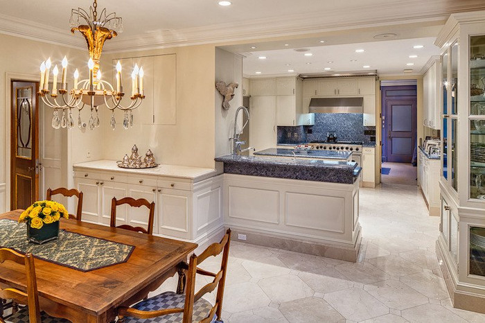 Phí dịch vụ lên đến hơn 54.000 USD/tháng Phí dịch vụ lên đến hơn 54.000 USD/tháng