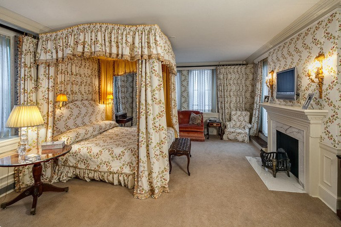 Phòng ngủ của chủ nhà quý phái và sang trọng, với một lò sưởi riêng Phòng ngủ của chủ nhà quý phái và sang trọng, với một lò sưởi riêng