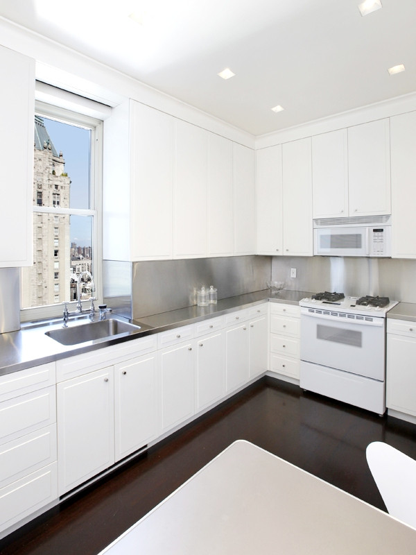 Căn bếp nằm trong phòng VIP tiện nghi, sạch sẽ và các vật dụng màu trắng toát lên sự hiện đại Căn bếp nằm trong phòng VIP tiện nghi, sạch sẽ và các vật dụng màu trắng toát lên sự hiện đại