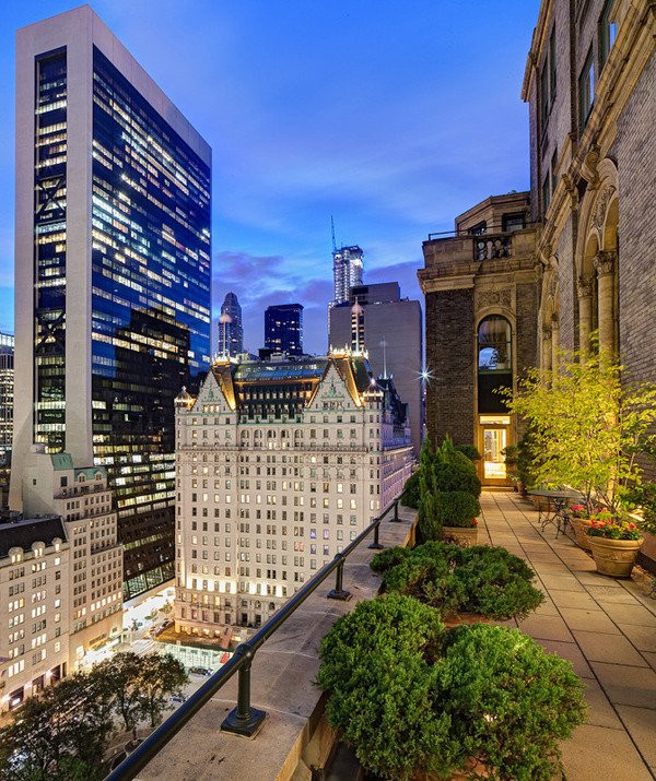 Từ ban công bên ngoài căn hộ có thể nhìn sang khách sạn Plaza và tòa nhà Empire Từ ban công bên ngoài căn hộ có thể nhìn sang khách sạn Plaza và tòa nhà Empire