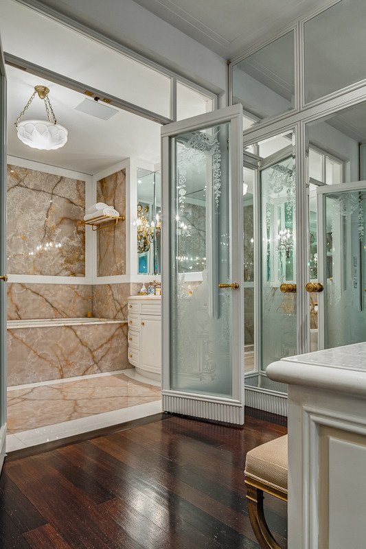 Phòng ngủ chủ nhà có phòng tắm riêng dành cho nam và nữ Phòng ngủ chủ nhà có phòng tắm riêng dành cho nam và nữ