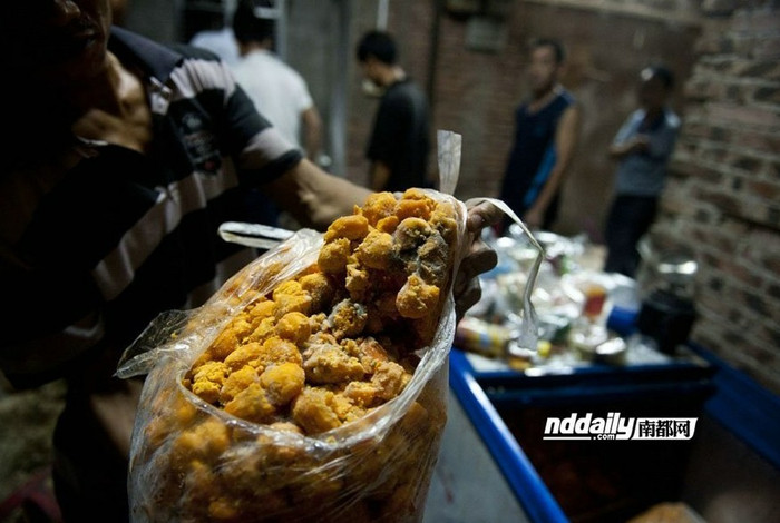 Lòng đỏ trứng gà - nguyên liệu sản xuất bánh Trung Thu đựng trong túi bóng mốc meo, thậm chí một số đã bị mốc đen. Lòng đỏ trứng gà - nguyên liệu sản xuất bánh Trung Thu đựng trong túi bóng mốc meo, thậm chí một số đã bị mốc đen.