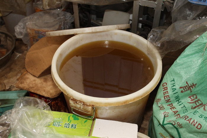 Dầu trong thùng nhựa ngả màu, khả năng được tận dụng sau khi chiên các đồ ăn khác. Dầu trong thùng nhựa ngả màu, khả năng được tận dụng sau khi chiên các đồ ăn khác.