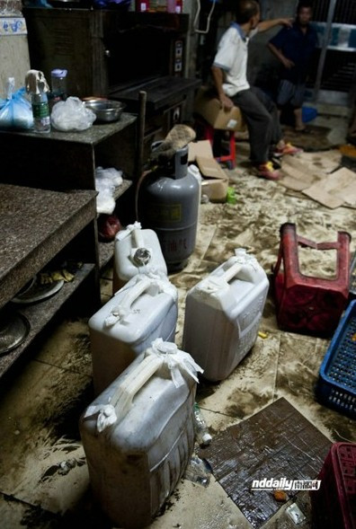 Những can dầu ăn nằm la liệt trên sàn nhà cáu bẩn. Những can dầu ăn nằm la liệt trên sàn nhà cáu bẩn.