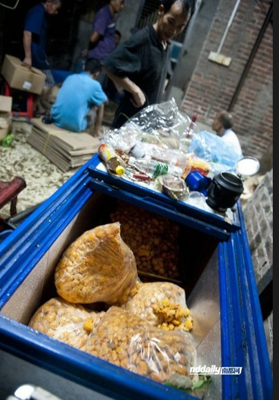 Bên trong thùng có hàng chục túi lòng đỏ trứng gà đang đợi được đưa vào sản xuất. Tất cả đều được bảo quản sơ sài, nếu không muốn nói là không có dụng cụ đảm bảo. Bên trong thùng có hàng chục túi lòng đỏ trứng gà đang đợi được đưa vào sản xuất. Tất cả đều được bảo quản sơ sài, nếu không muốn nói là không có dụng cụ đảm bảo.