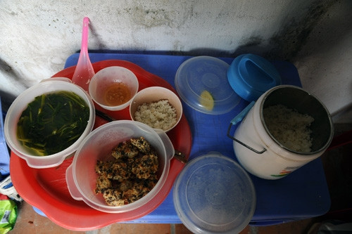 Phạm nhân Nguyễn Đình Dặm, người cùng phòng với ông Vũ cho hay, bữa ăn của phạm nhân đủ, thậm chí thừa. Ông Vũ ngừng ăn cơm trại gần 20 ngày. "Từ 27/5 tôi dọn cơm ăn một mình", ông Dặm nói. .. (Ảnh: vnexpress)