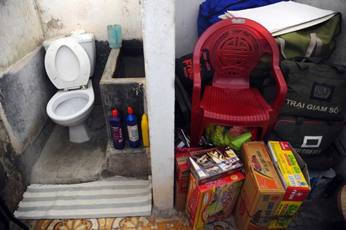 Hố xí bệt được xây theo yêu cầu của ông Vũ. Theo quy định buồng giam, mỗi phạm nhân có 2 m2, nhưng nơi ông Vũ và phạm nhân cùng phòng bị giam có sân chung khoảng 40 m2, phòng tắm, chỗ để nấu ăn.. (Ảnh: vnexpress)