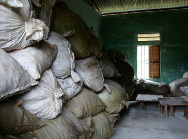 Hàng trăm bao thuốc đã qua sơ chế của Bảo Long để mốc tại nhà kho (ảnh báo Lai Châu) Hàng trăm bao thuốc đã qua sơ chế của Bảo Long để mốc tại nhà kho (ảnh báo Lai Châu)