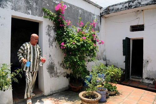 Cùng buồng giam với ông Vũ từ tháng 10/2012, ông Dặm cho biết, sinh hoạt trong tù thoải mái. Hai người xem phim, tâm sự với nhau nhiều vì đều từng có thời gian ở nước ngoài. Trong ảnh là sân tập thể dục sau buồng giam của hai phạm nhân Vũ và Dặm..(Ảnh: vnexpress)