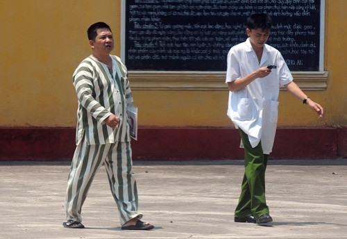 Từ chối đồ ăn của trại giam từ ngày 27/5, sáng 15/6 ông Cù Huy Hà Vũ đến trạm xá trong trại giam cùng một vị bác sĩ. . (Ảnh: vnexpress)