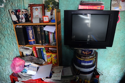 Tivi, nhiều sách và đồ dùng cá nhân..(Ảnh: vnexpress)