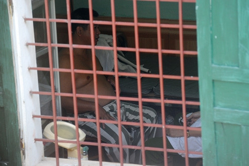 Kết quả khám bệnh ngày 15/6 cho thấy, chỉ số huyết áp của ông Vũ là 140/90, nặng 90 kg. “Ông Vũ không ăn cơm trại. Còn thức ăn đồ uống gia đình mang vào, chúng tôi không chắc ông ấy có dùng hay không. Nhưng nếu người tuyệt thực với thời gian gần 20 ngày, huyết áp chắc chắn tụt, da xanh, người yếu”, bác sĩ Nguyễn Kiều Hưng cho biết. .(Ảnh: vnexpress)