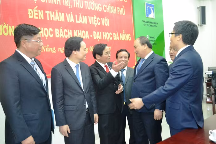 Thủ tướng Nguyễn Xuân Phúc và đoàn công tác lắng nghe những tâm tư, nguyện vọng của các Trường đại học. Ảnh: An Nguyên