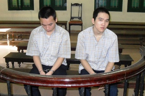 Các bị cáo Chung và Lam trước vành móng ngựa Các bị cáo Chung và Lam trước vành móng ngựa