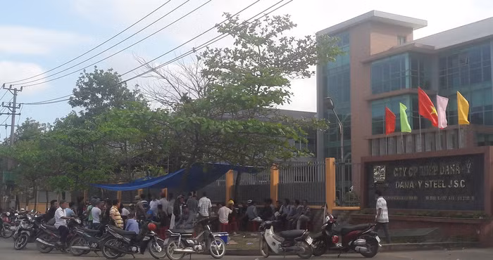 Người dân tiếp tục bao vây nhà máy thép gây ô nhiễm. Ảnh: TT