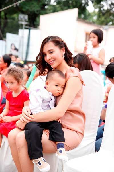 Thiên Lý gây ấn tượng với hàng trăm người trong lần đầu khoe quý tử ảnh 4 Thiên Lý gây ấn tượng với hàng trăm người trong lần đầu khoe quý tử ảnh 4