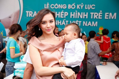 Thiên Lý gây ấn tượng với hàng trăm người trong lần đầu khoe quý tử ảnh 3 Thiên Lý gây ấn tượng với hàng trăm người trong lần đầu khoe quý tử ảnh 3