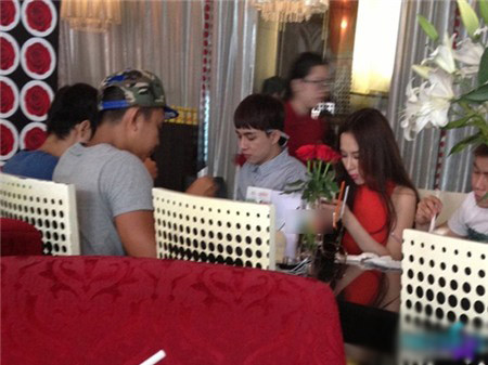 Phương Trinh thản nhiên đi uống cà phê với bạn trước kỳ thi. Phương Trinh thản nhiên đi uống cà phê với bạn trước kỳ thi.