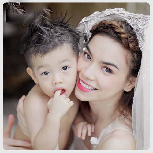 Hà Hồ mặc áo cưới hạnh phúc bên con trai Subeo ảnh 1 Hà Hồ mặc áo cưới hạnh phúc bên con trai Subeo ảnh 1