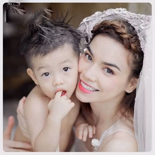 Hà Hồ mặc áo cưới hạnh phúc bên con trai Subeo ảnh 1