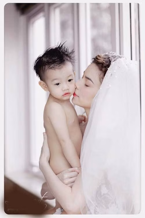 Hà Hồ mặc áo cưới hạnh phúc bên con trai Subeo ảnh 2