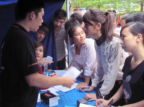 Nhân viên phòng kinh doanh đang giới thiệu các khóa học của Dự án Học làm giàu. Nhân viên phòng kinh doanh đang giới thiệu các khóa học của Dự án Học làm giàu.