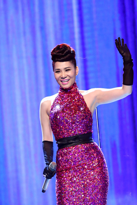 Thu Minh vừa kết thúc chuyến du lịch châu Âu cùng chồng. Sau một thời gian nghỉ ngơi, nữ ca sĩ đang lên kế hoạch trở lại với những sản phẩm âm nhạc mới và một liveshow hoành tráng vào cuối tháng này. Cô cũng rất vui mừng khi ca khúc Yêu mình anh đứng đầu lượt nghe tháng 6. Yêu mình anh - là ca khúc chủ đề trong bộ phim Mùa hè lạnh của đạo diễn Ngô Quang Hải. Ngay từ lần đầu tiên Thu Minh hát trực tiếp trong đêm công bố kết quả bán kết 1 của chương trình Vietnam’s Got Talent 2013, ca khúc đã nhanh chóng gây sốt với người hâm mộ. Tiếp tục với phong cách sexy, tối qua, giọng ca Đường cong diện đầm màu nổi và đính sequins lấp lánh trên sân khấu. Chiếc đầm cắt cúp táo bạo giúp nữ ca sĩ khoe trọn tấm lưng trần trên sân khấu trực tiếp. Yêu mình anh có bản phối đơn giản, mộc mạc nhưng vẫn rất hấp dẫn. Mặc dù xuất hiện khá muộn trên bảng bài hát đề cử cho liveshow tháng 6 nhưng ca khúc này đã nhanh chóng bứt phá và dẫn đầu về lượt nghe, tiếp tục nhận được 22 bình chọn của Hội đồng tuyển chọn và giữ vị trí dẫn đầu danh sách các ca khúc vào liveshow. Dù biểu diễn cuối cùng nhưng nhiều khán giả vẫn ngồi chờ đến lượt cô biểu diễn. Với cách xử lý tinh tế, kỹ thuật, Thu Minh mang đến tiết mục đầy cảm xúc. Khánh Linh đầy ma mị trên sân khấu khi biểu diễn ca khúc Thức giấc nằm trong album Giấc mơ mang tên mình do nhạc sĩ Dương Cầm hòa âm, phối khí. Ca khúc này đứng vị trí thứ 2 sau Yêu mình anh của Thu Minh. Phần biểu diễn của cô nhận được nhiều lời khen của khán giả nhờ giọng hát nhẹ và đầy cảm xúc. Kiện tướng dancesport Khánh Thi cũng góp mặt trong liveshow với ca khúc Người đẹp - sáng tác của Nguyễn Hải Phong cùng màn trình diễn nóng bỏng, sôi động. Khánh Thi trở lại sau nhiều tháng bận rộn với việc dạy nhảy và ngồi ghế nóng Bước nhảy hoàn vũ. Người đẹp dancesport có màn biểu diễn quyến rũ và lôi cuốn cùng các vũ công nam. Tuy nhiên, do lạm dụng vũ đạo nhiều trong phần biểu diễn nên cô hát bị hụt hơi và nghe không rõ lời. Đồng Lan xinh đẹp như một công chúa trên sân khấu, cô thể hiện ca khúc Cho em được yêu thương nằm trong sản phầm âm nhạc mới trình làng thời gian gần đây của cô. Nhạc sĩ Lê Quang đánh giá cao bài hát cũng như cách hát đầy bản năng của nữ thí sinh The Voice. Trang Nhung - giọng ca đất Mỏ ngày này cũng có màn trở lại ấn tượng. Bà mẹ 4 con và là chủ của ngôi nhà hơn 100 tỷ gây xôn xao dư luận mới đây thể hiện ca khúc Điệp khúc tình yêu. Cô cũng là đại diện duy nhất của dòng nhạc trữ tình - cách mạng lọt vào liveshow tháng này. Điệp khúc tình yêu (Trần Tiến) do Trang Nhung thể hiện làm thỏa mãn những khán giả lớn tuổi. Đây là ca khúc nằm trong album Nổi lửa lên em gồm 10 ca khúc được nhạc sĩ Yên Lam phối khí, thu thanh. Sự xuất hiện trở lại của Trang Nhung sau nhiều năm vắng bóng khi lui về với thiên chức làm vợ, làm mẹ cũng là sự kiện được nhiều người kỳ vọng. Lê Hiếu biểu diễn ca khúc Giữ anh đi do Tăng Nhật Tuệ sáng tác. Ca khúc Gió đông về đứng vị trí thứ 5 bảng xếp hạng do Lưu Hiền Trinh biểu diễn. Là ca sĩ trẻ triển vọng khi vừa giành giải nhất cuộc thi Tiếng hát Truyền hình TPHCM. Cô truyền tải được cảm xúc trong sáng, ca từ lãng mạn, vui tươi của bài hát. Nhật Thu hát Thằng bé tội nghiệp do Phương Uyên sáng tác. Không chỉ ca khúc được nhạc sĩ Lê Quang và người mẫu Thúy Hạnh hết lời khen ngợi mà giọng ca của cô đã trưởng thành, chững chạc hơn rất nhiều so với thời gian thi Sao mai điểm hẹn 2008. Hoa khôi Sao mai điểm hẹn 2012 - Vũ Hồng Nhật Trang tự tin biểu diễn đầu tiên với ca khúc Giận hờn trong single đầu tay của mình. Ca khúc này nhận được 17 bình chọn từ các thành viên HĐTC và đứng thứ 10 về lượt nghe trên bảng đề cử. Đông Hùng với ca khúc Chưa bao giờ. Chương trình Bài hát yêu thích tháng 6 mở đầu với phần trao giải thưởng Bài hát yêu thích nhất tháng 5 thuộc về ca khúc Mong anh về do Mỹ Linh và Tấn Minh thể hiện. Mỹ Linh đang bận rộn quay hình cho vòng Đối đầu của cuộc thi The Voice nhưng cô vẫn có mặt từ sớm dưới hàng ghế khán giả để nhận giải. Nữ diva cho biết, cô thực sự vui mừng vì tham gia chương trình đã lâu nhưng đến nay mới có thể nhận giải, cầm cúp. Trên sân khấu, Mỹ Linh, Tấn Minh và nhạc sĩ Dương Cầm lên nhận giải. Ca khúc Mong anh về từng gây được ấn tượng cực kì mạnh trong đêm liveshow BHYT tháng 5 và được giới truyền thông ghi nhận là điểm nhấn hoàn hảo trong đêm liveshow vừa qua. Sự kết hợp tuyệt vời giữa hai giọng ca được yêu thích nhất của dòng nhạc pop là diva Mỹ Linh và nam ca sĩ Tấn Minh đem tới cho những khán giả dư âm vô cùng ngọt ngào và lắng đọng. Có lẽ chính sự ngọt ngào đó đã khiến cho ca khúc của nhạc sĩ trẻ Dương Cầm nhanh chóng lọt vào BXH và trở thành ca khúc được yêu thích nhất của tháng.