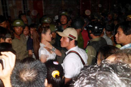 Hình ảnh cô bị "bao vây" khuya 29.5 - Ảnh: Facebook Hình ảnh cô bị "bao vây" khuya 29.5 - Ảnh: Facebook