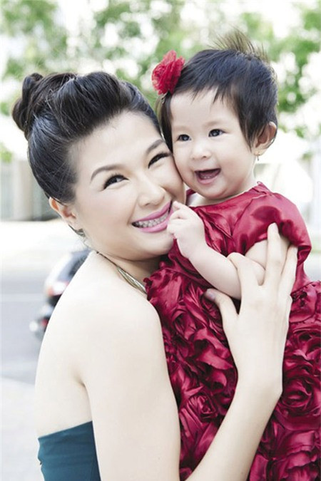 Mạc Anh Thư và con gái - bé Cát giờ đã tròn 1 tuổi Mạc Anh Thư và con gái - bé Cát giờ đã tròn 1 tuổi