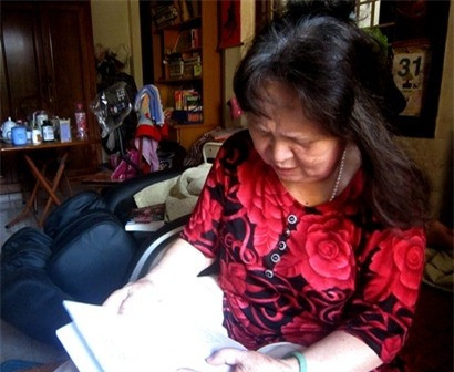 Bà Nguyễn Minh Thủy đang lật giở lại từng kỷ niệm về người con gái hồng nhan bạc phận của mình.