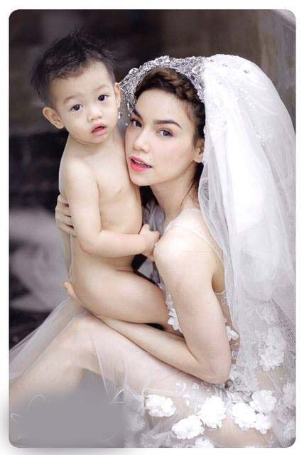 Hà Hồ mặc áo cưới hạnh phúc bên con trai Subeo ảnh 3 Hà Hồ mặc áo cưới hạnh phúc bên con trai Subeo ảnh 3