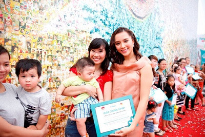 Thiên Lý gây ấn tượng với hàng trăm người trong lần đầu khoe quý tử ảnh 8 Thiên Lý gây ấn tượng với hàng trăm người trong lần đầu khoe quý tử ảnh 8