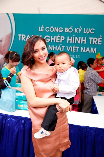 Thiên Lý gây ấn tượng với hàng trăm người trong lần đầu khoe quý tử ảnh 2 Thiên Lý gây ấn tượng với hàng trăm người trong lần đầu khoe quý tử ảnh 2
