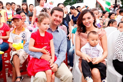 Thiên Lý gây ấn tượng với hàng trăm người trong lần đầu khoe quý tử ảnh 13 Thiên Lý gây ấn tượng với hàng trăm người trong lần đầu khoe quý tử ảnh 13