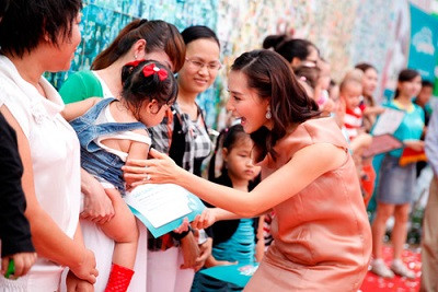 Thiên Lý gây ấn tượng với hàng trăm người trong lần đầu khoe quý tử ảnh 7 Thiên Lý gây ấn tượng với hàng trăm người trong lần đầu khoe quý tử ảnh 7