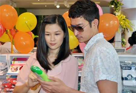 Trái hẳn với nhiều người suy nghĩ, cô được Huy Khánh chiều chuộng Trái hẳn với nhiều người suy nghĩ, cô được Huy Khánh chiều chuộng