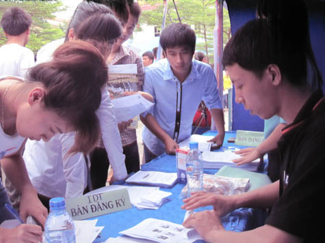 Các sinh viên đăng ký tham gia các khóa học đào tạo Các sinh viên đăng ký tham gia các khóa học đào tạo