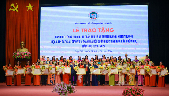 Lễ Trao tặng danh hiệu Nhà giáo ưu tú lần thứ 16 và tuyên dương, khen thưởng học sinh đạt giải, giáo viên tham gia bồi dưỡng học sinh giỏi cấp quốc gia, năm học 2023-2024. Ảnh: Sở GD&ĐT cung cấp. Picture7.jpg