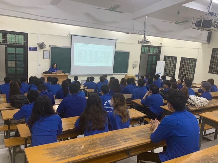 Câu lạc bộ Lý luận trẻ Trường Đại học Mỏ - Địa chất tổ chức buổi sinh hoạt thường kỳ. Ảnh: NTCC. . CLB Lý luận trẻ HUMG tổ chức buổi sinh hoạt thường kỳ.jpg
