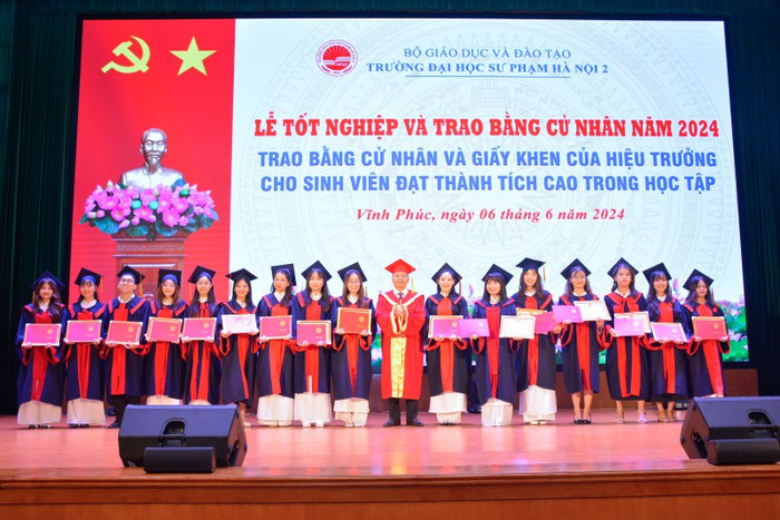 Tiến sĩ Trịnh Đình Vinh - Phó Hiệu trưởng trao Giấy khen và Bằng tốt nghiệp cho các tân cử nhân đạt kết quả học tập cao. bg24,7.png