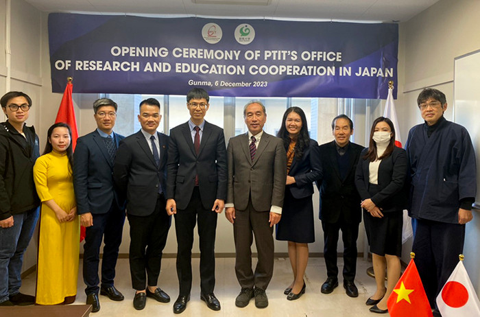 Giáo sư, Tiến sĩ Từ Minh Phương - Chủ tịch Hội đồng Học viện Công nghệ Bưu chính Viễn thông và đại diện lãnh đạo các đơn vị, khoa, phòng, ban chức năng tại Văn phòng hợp tác Nghiên cứu và Đào tạo của PTIT tại Nhật Bản. Ảnh: NTCC. 2-11.jpg