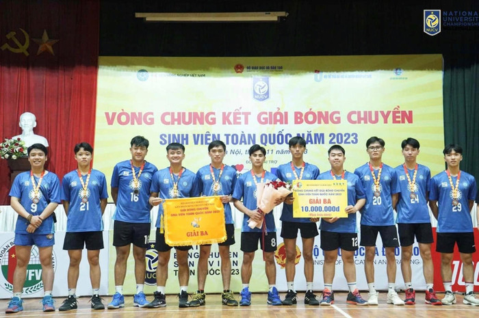 Đội tuyển bóng chuyền nam sinh viên Trường Đại học Mỏ - Địa chất đã xuất sắc giành được Huy chương đồng Giải Bóng chuyền Sinh viên toàn quốc 2023. Ảnh: NTCC. Đội tuyển bóng chuyền nam sinh viên HUMG đã xuất sắc giành được Huy chương đồng Giải Bóng chuyền Sinh viên toàn quốc 2023.jpg