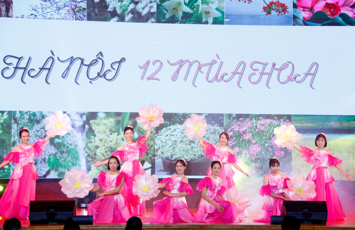 Tiết mục múa Hà Nội 12 mùa hoa của Trường Cao đẳng Giao thông vận tải Trung ương I. GDVN_GTVT.jpg