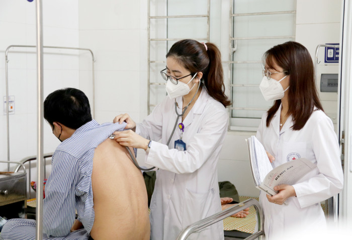 Thăm khám cho bệnh nhân sốt rét. Ảnh: Mộc Trà. GDVN_khám.jpg