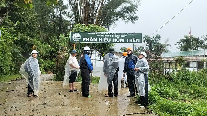 Phòng Giáo dục và Đào tạo huyện Văn Bàn cùng chính quyền địa phương xuống trực tiếp các điểm trường, xem xét tình hình. Ảnh: NVCC. Phòng Giáo dục và Đào tạo huyện Văn Bàn cùng chính quyền địa phương xuống trực tiếp các điểm trường để xem xét tình hình. Ảnh_ NVCC .jpg