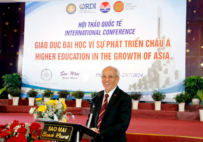 Giáo sư, Tiến sĩ Trình Quang Phú - Phó Chủ tịch Hiệp hội Các trường đại học, cao đẳng Việt Nam, Viện trưởng Viện Nghiên cứu phát triển Phương Đông phát biểu bế mạc hội thảo. GDVN_b P.jpg
