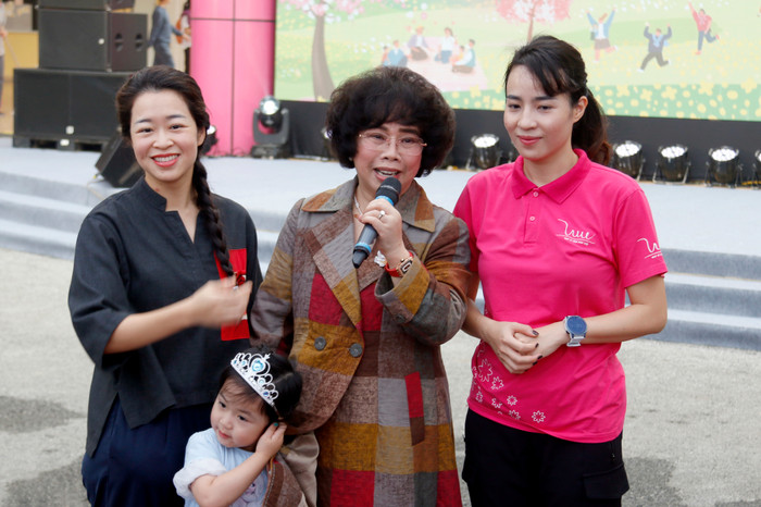 Anh hùng Lao động Thái Hương - Nhà sáng lập, Chủ tịch Hội đồng Chiến lược Tập đoàn TH chia sẻ tại sự kiện và tham gia ủng hộ dự án Cùng em khôn lớn. GDVN_ảnh q.jpg