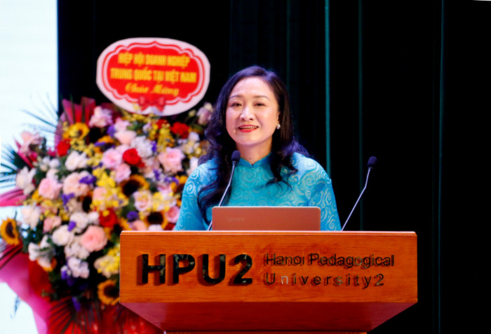 Tiến sĩ Trần Linh Chi - Trưởng khoa, Khoa Tiếng Trung Quốc (Trường Đại học Sư phạm Hà Nội 2) cũng giới thiệu về Điểm thi HSK và các hoạt động liên quan. GDVN_chi 12.jpg